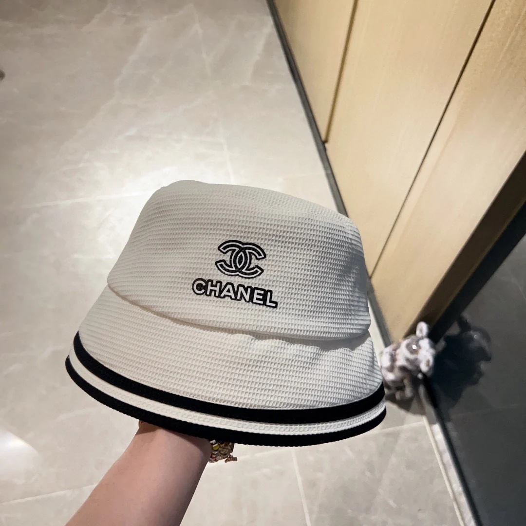 Новая шляпа рыбака Chanel 2023 года с цветными блоками - белая.