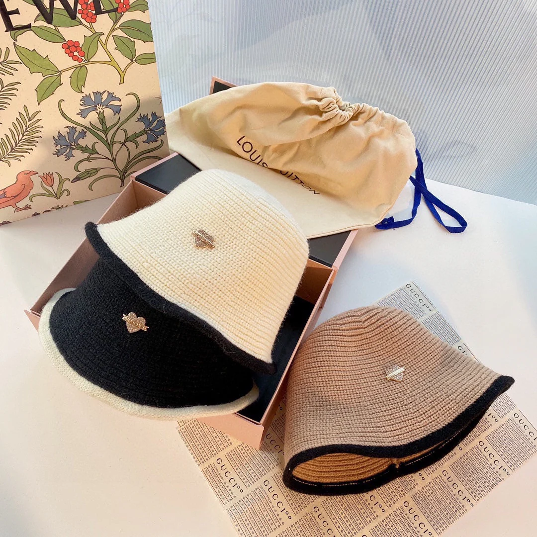 Рыбацкая шляпа Chanel в форме сердца