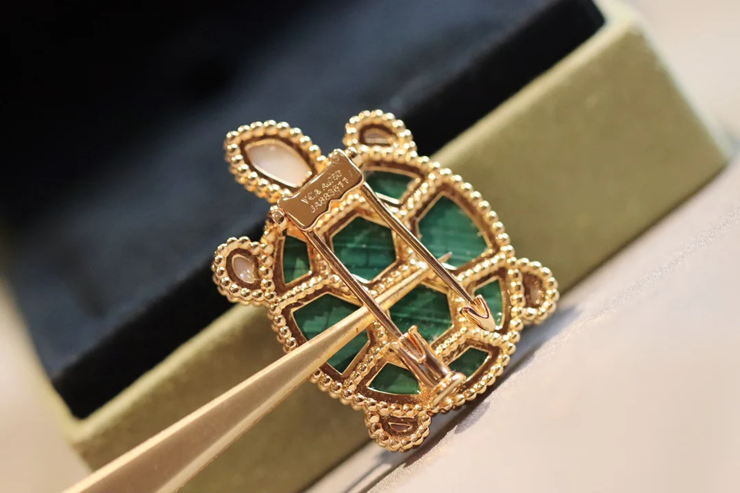 Van Véck - Брошь 017