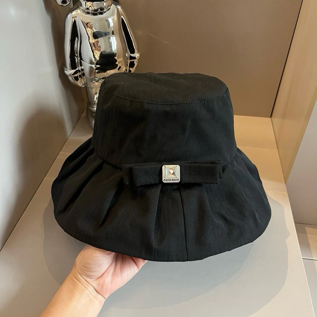 Новая плиссированная панама Miu Miu весна/лето 2024 — черная.
