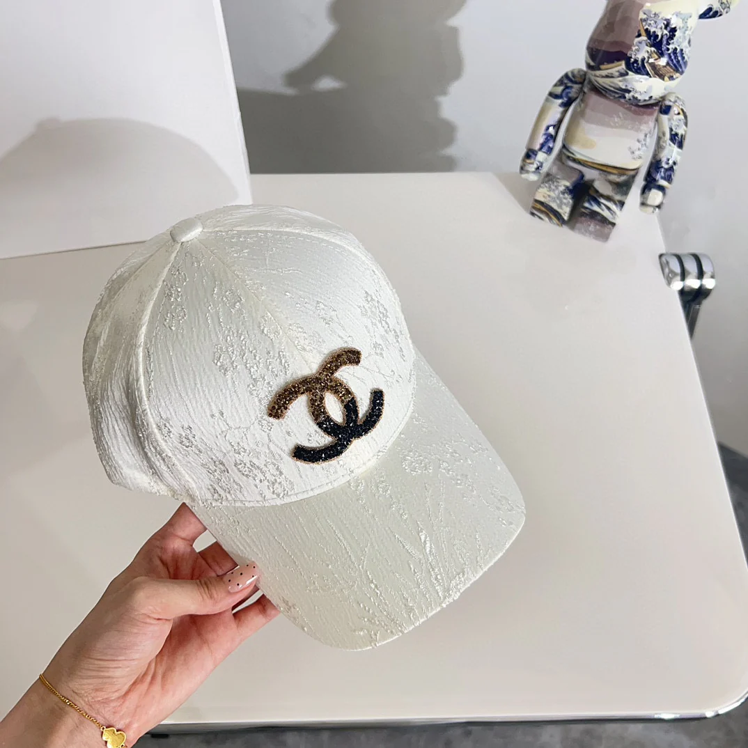 Новая минималистичная бейсболка Chanel 2024 года — белая.