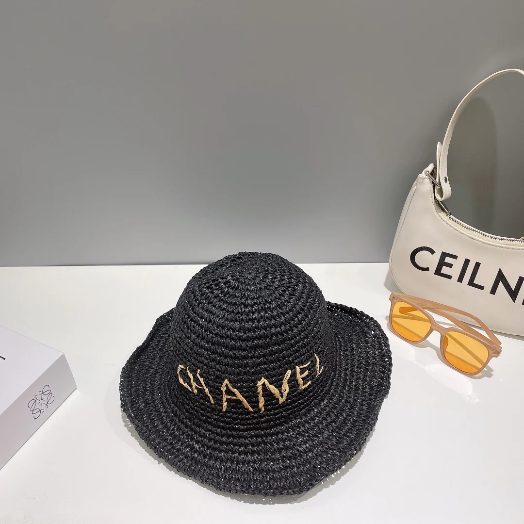 Новинка сезона весна/лето 2023 от Chanel — соломенная рыбацкая шляпа.