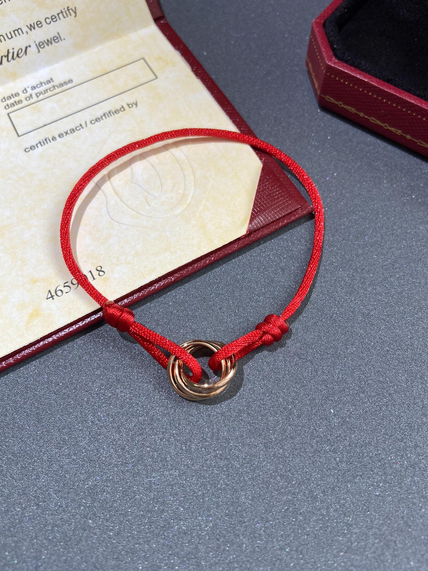 Браслет Cartier можно носить на расстоянии до 18 см от плеча.