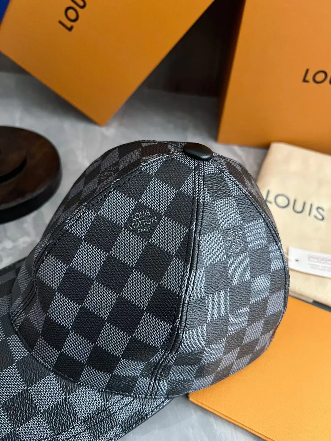 Классическая кожаная бейсболка LV в клетку - черная