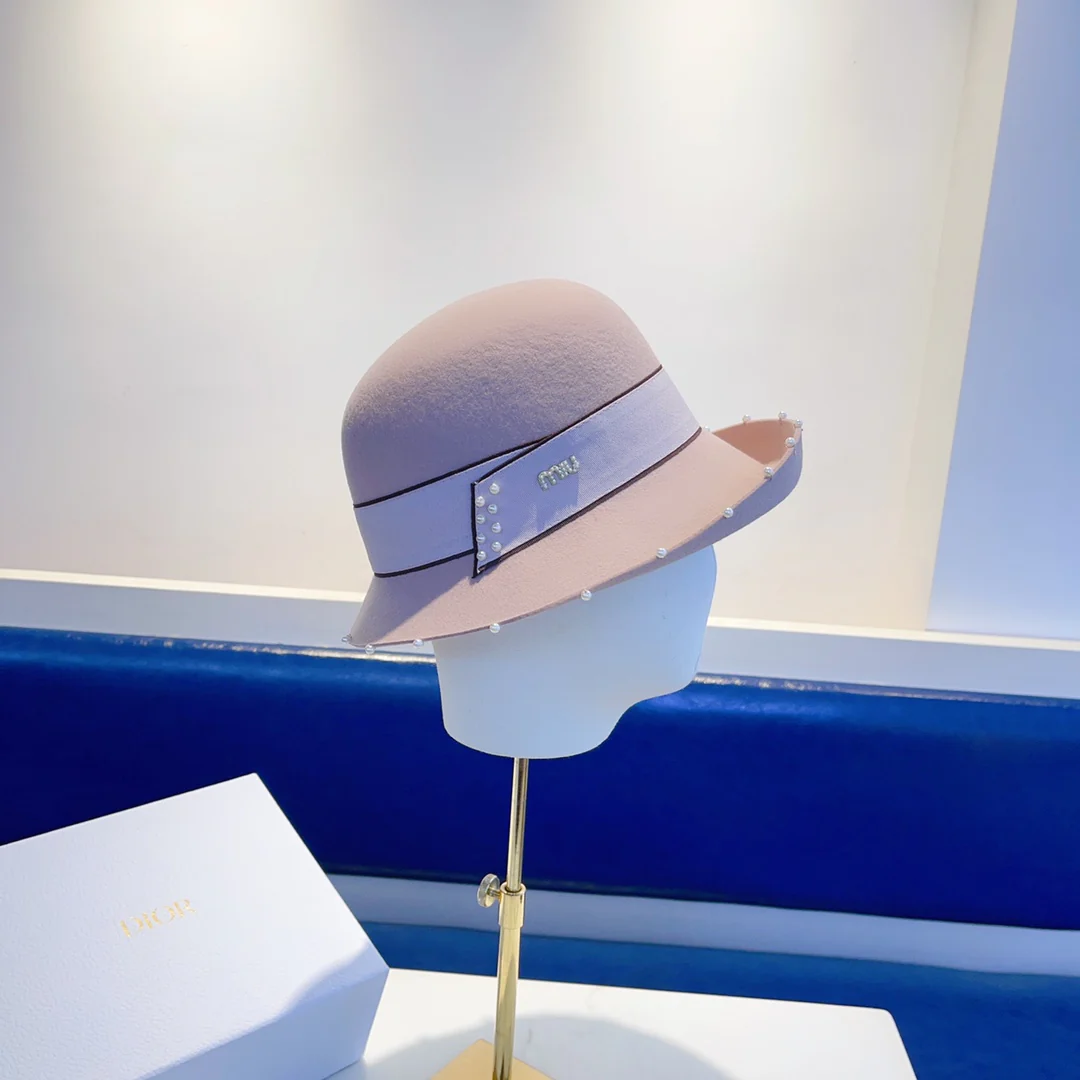 Шерстяная шапка Miu Miu, расшитая бисером вручную, розовая.