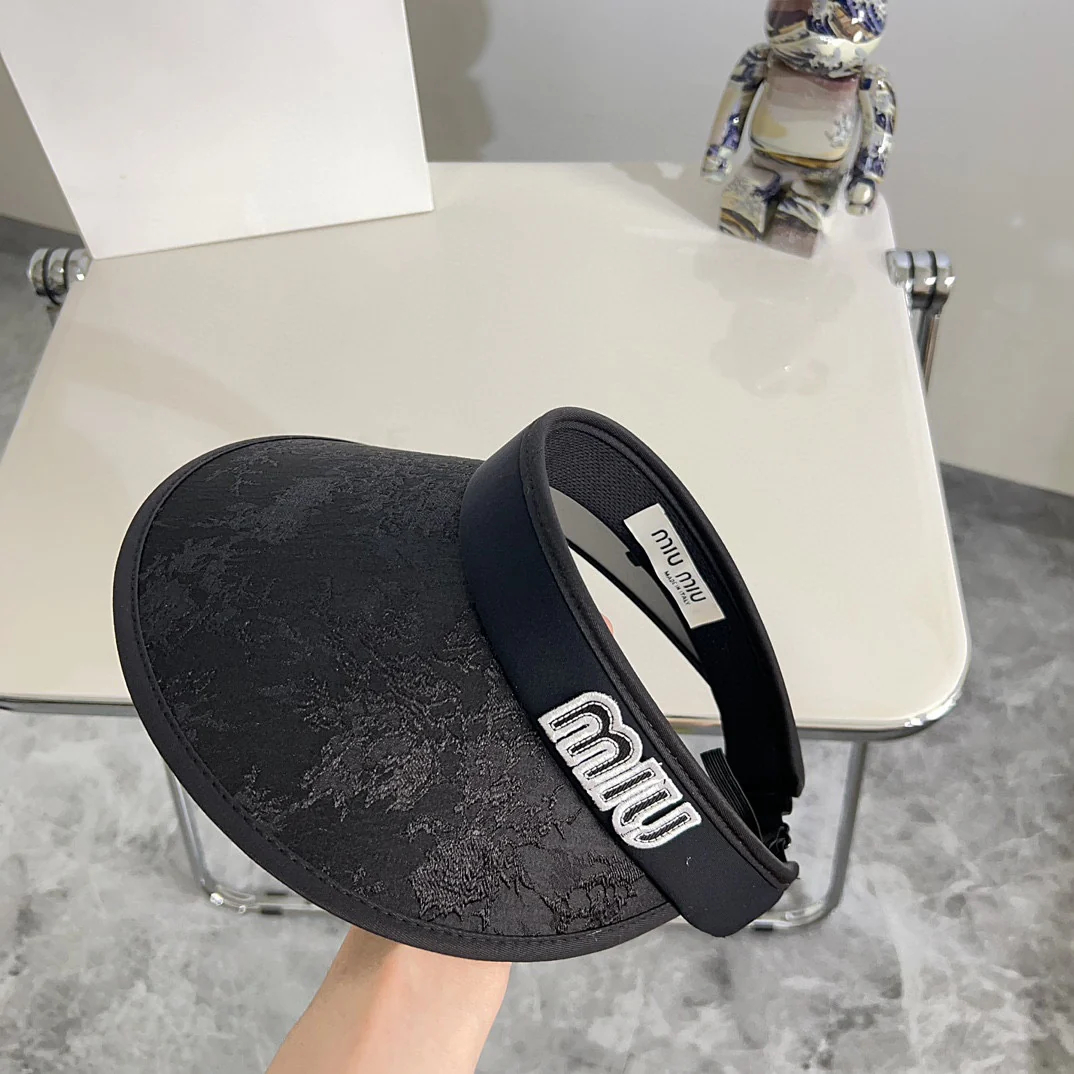 Новая летняя солнцезащитная шляпа Miu Miu 2024 с китайским узором - черная.
