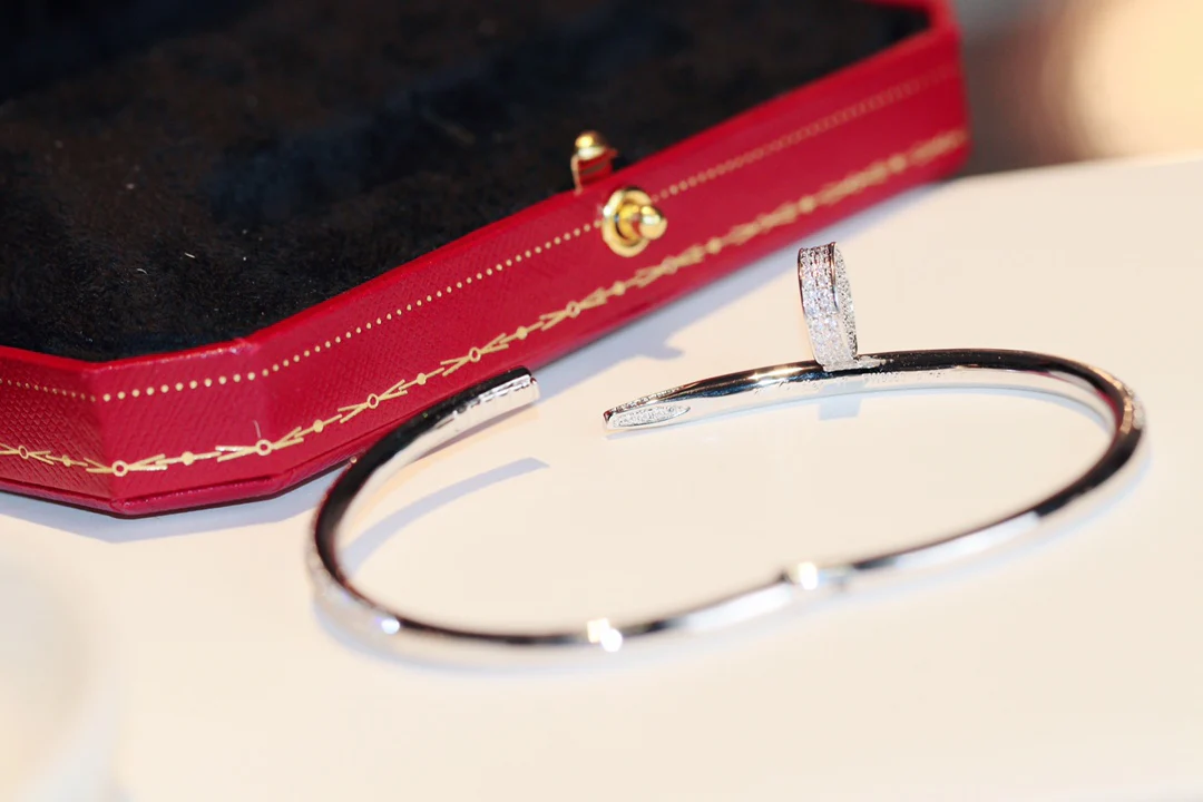 Браслет Cartier, полностью украшенный бриллиантами