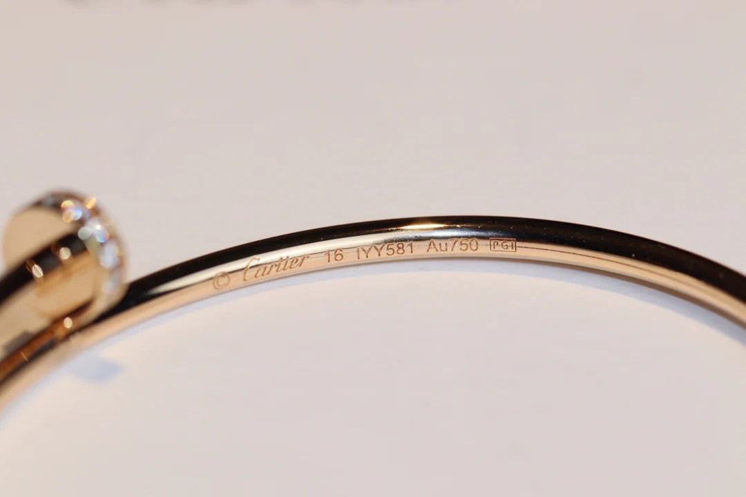 Браслет Cartier ?Гвоздика? — розовое золото с бриллиантами в половинках бриллиантов.