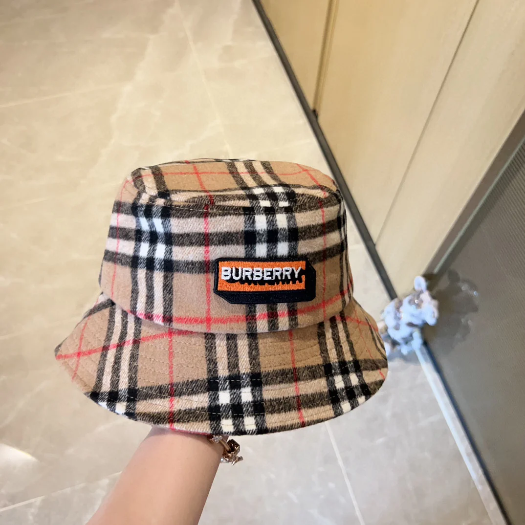 Новая кашемировая панама в клетку от Burberry, коллекция 2023 года — кофейно-коричневый цвет.