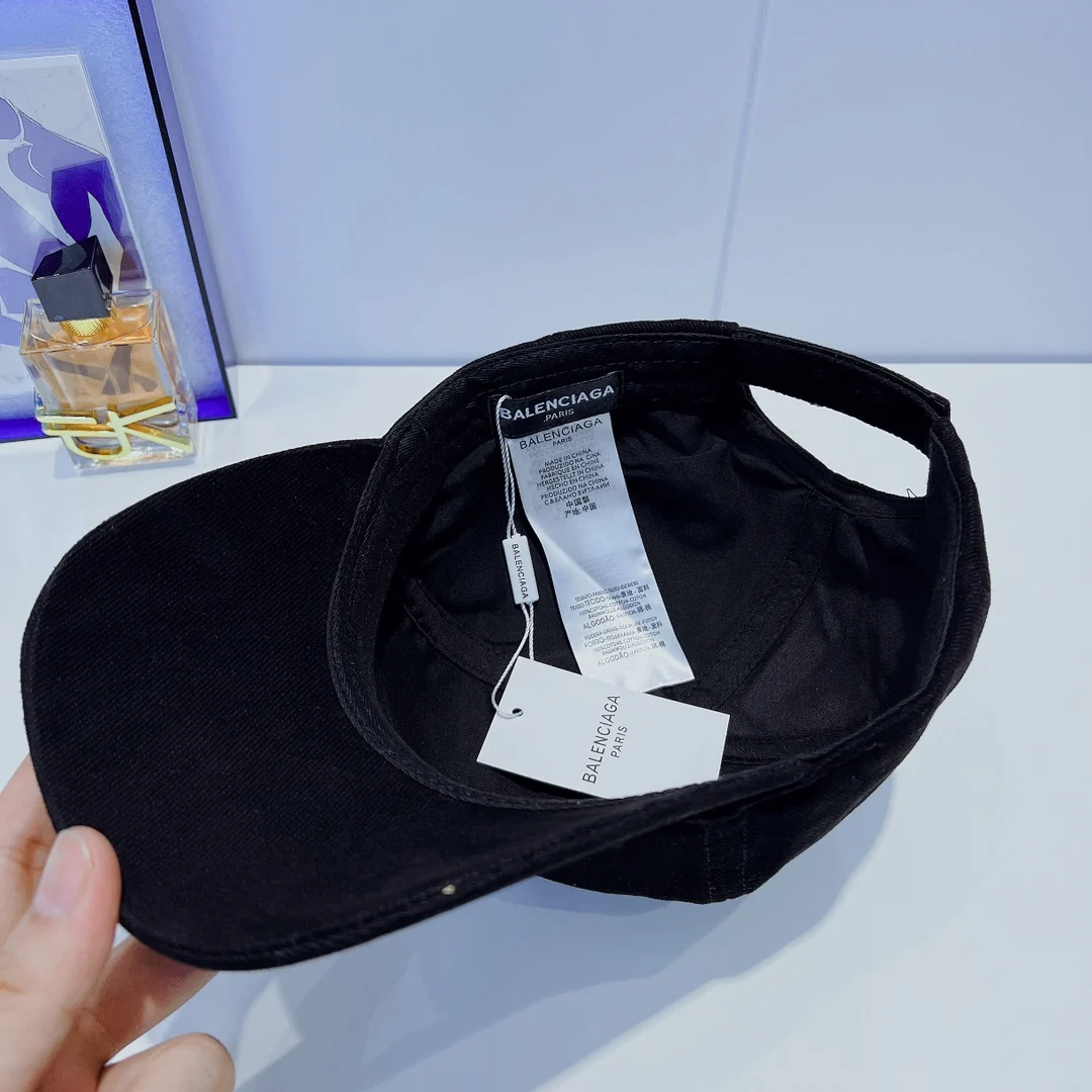 Официальный сайт Balenciaga. Бейсболка в том же стиле — серия 520 — 1.