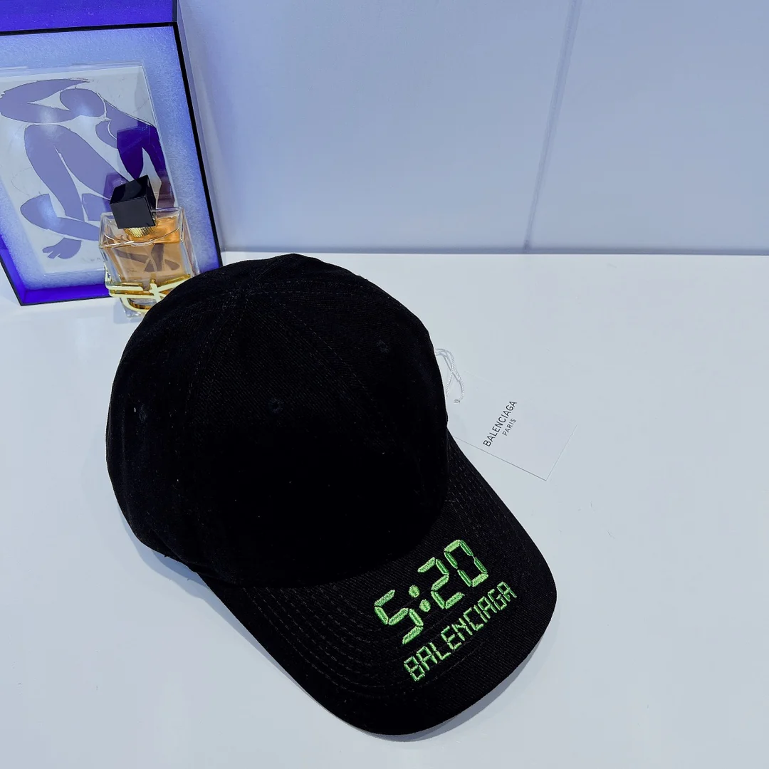 Официальный сайт Balenciaga. Бейсболка в том же стиле — серия 520 — 1.
