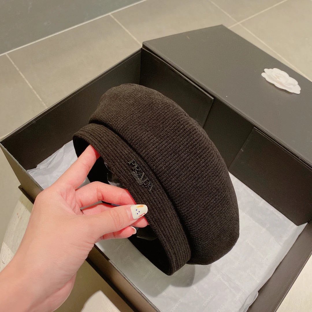 Вельветовый берет Prada - черный