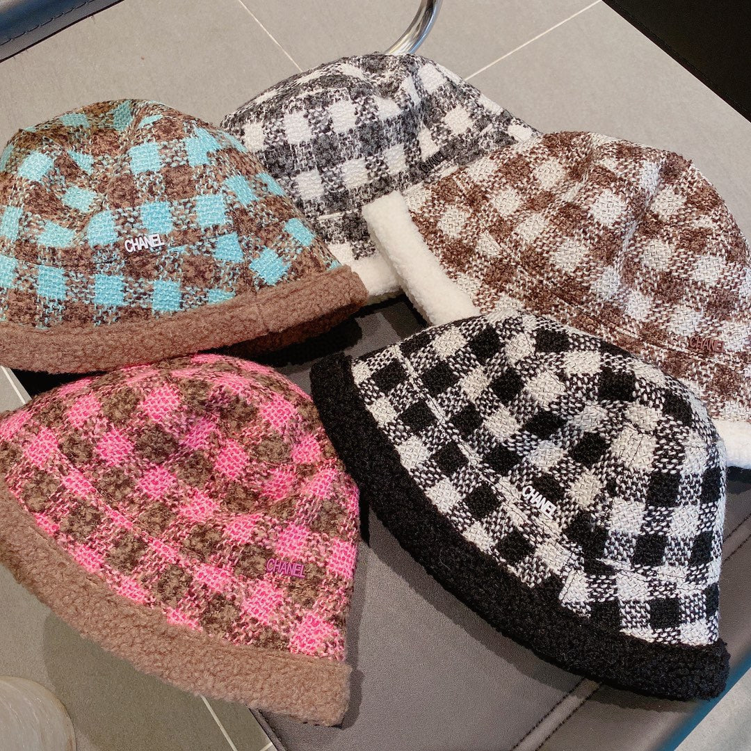 Рыбацкая шляпа Chanel в клетку из овечьей шерсти