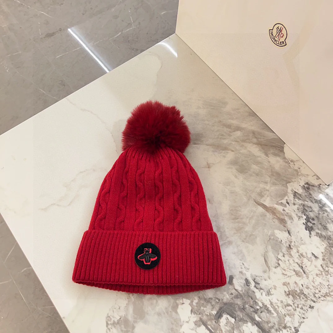 Вязаная шапка Gucci с косами - красная