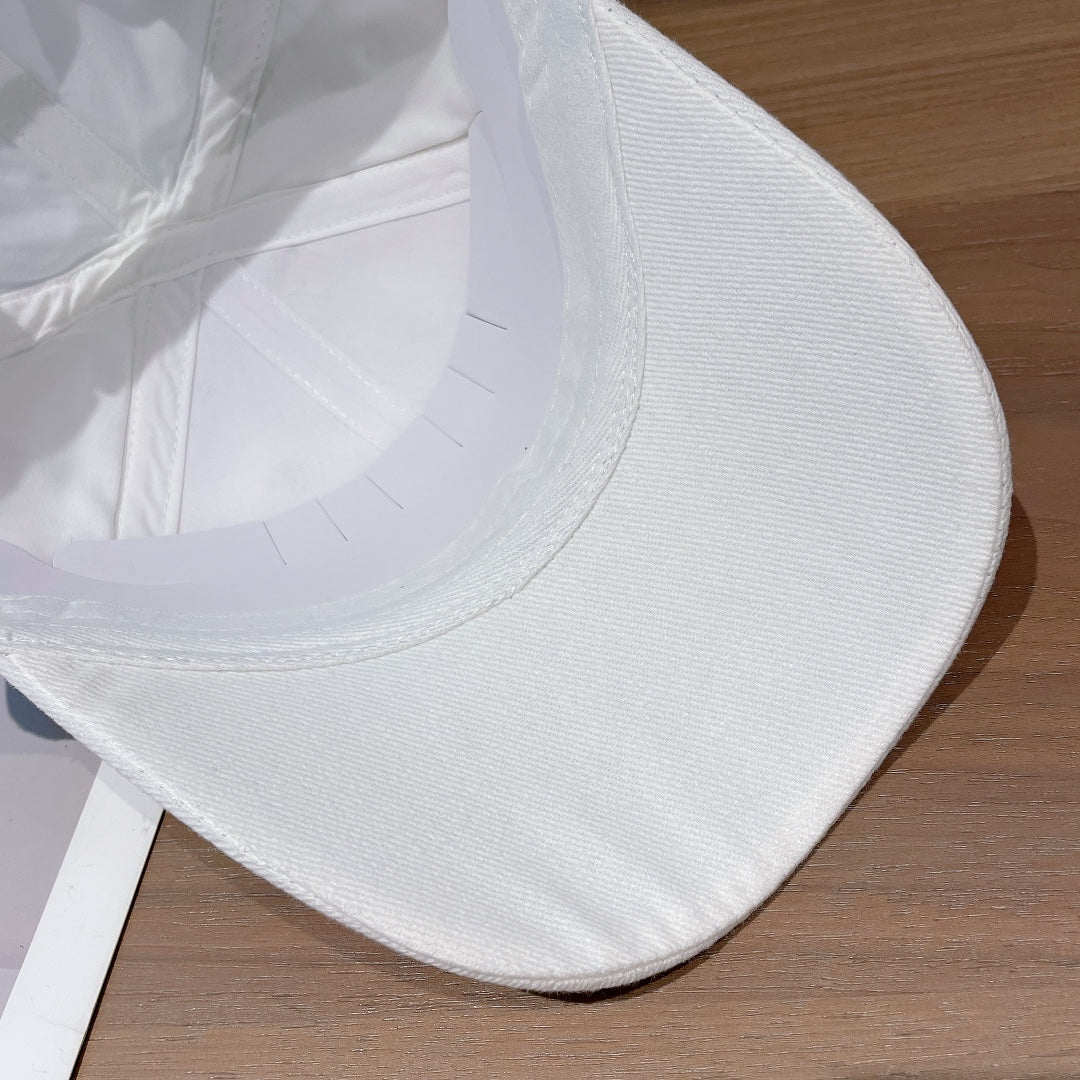 Chanel - Белая кепка-?уточка?