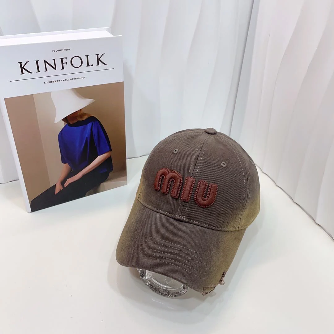 Miu Miu - Бейсболка в стиле ретро с вышивкой и эффектом потертости