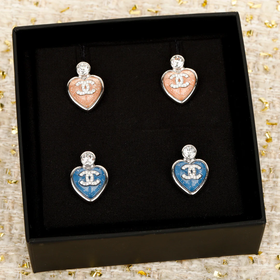 Серьги Chanel в виде голубого сердца (25 пенсов)