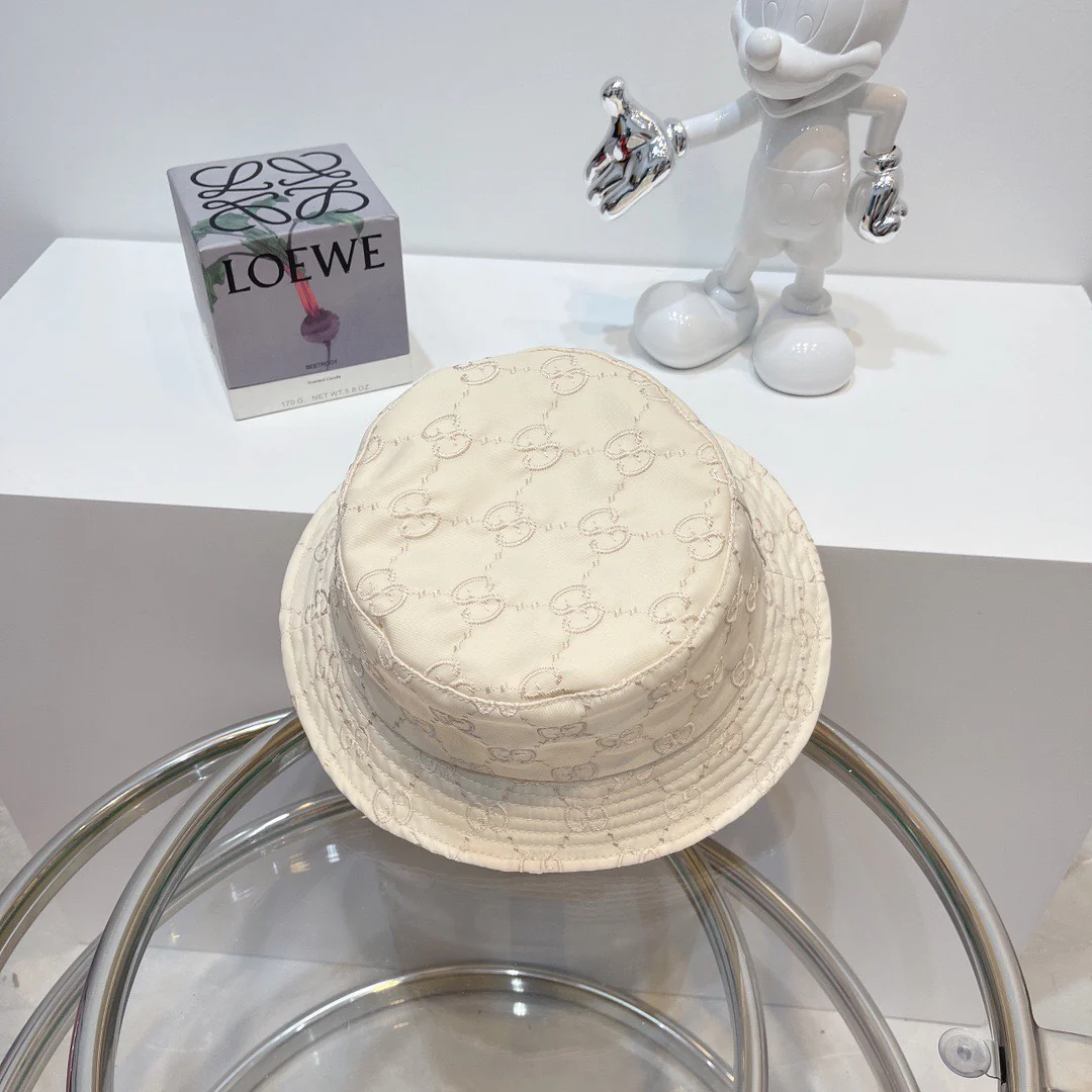 Gucci - Полностью вышитая кепка Damerman с антиморщинистой отделкой - Кремово-глянцевая поверхность выглядит просто потрясающе.