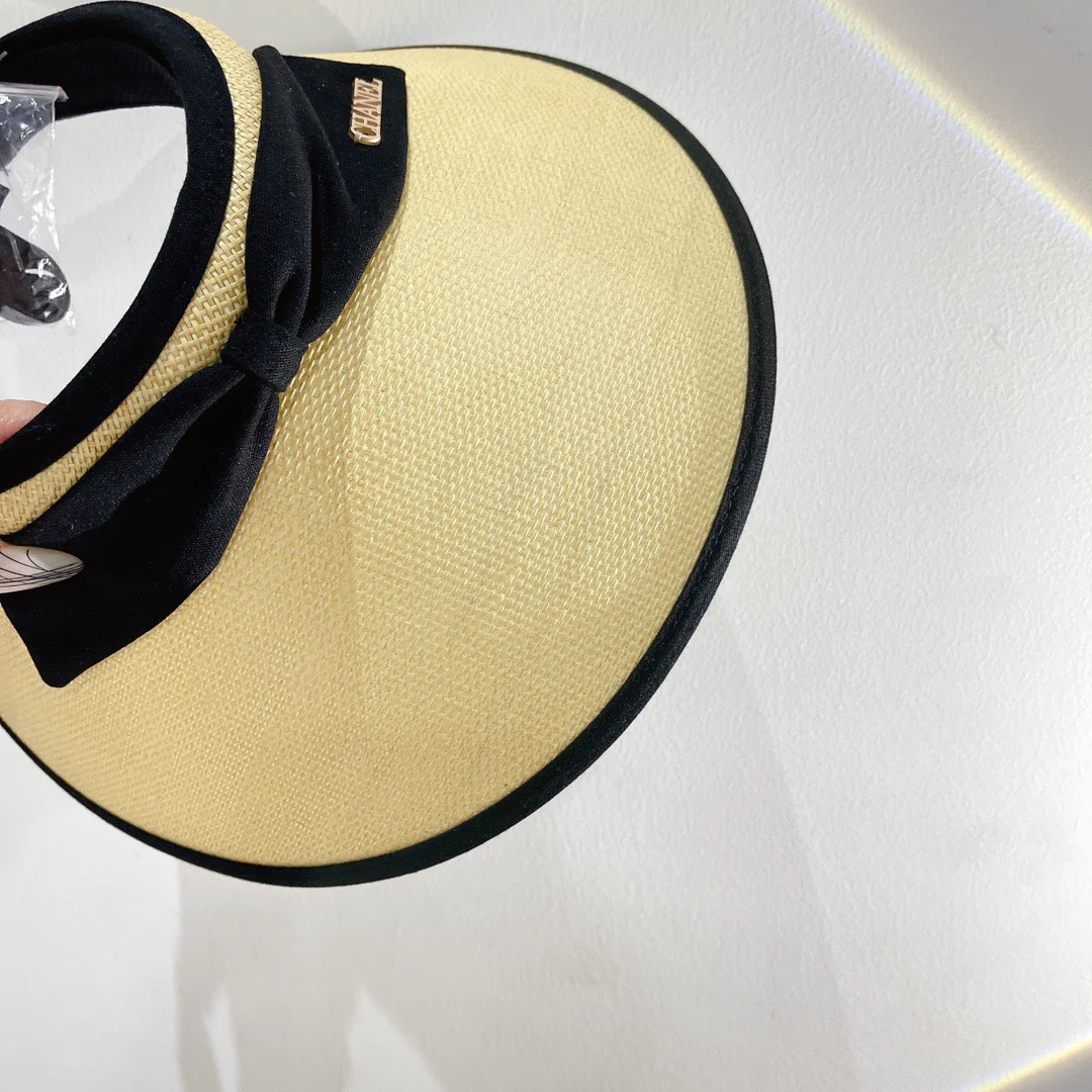 Соломенная шляпа от солнца Chanel 2022 года - с открытой шириной.