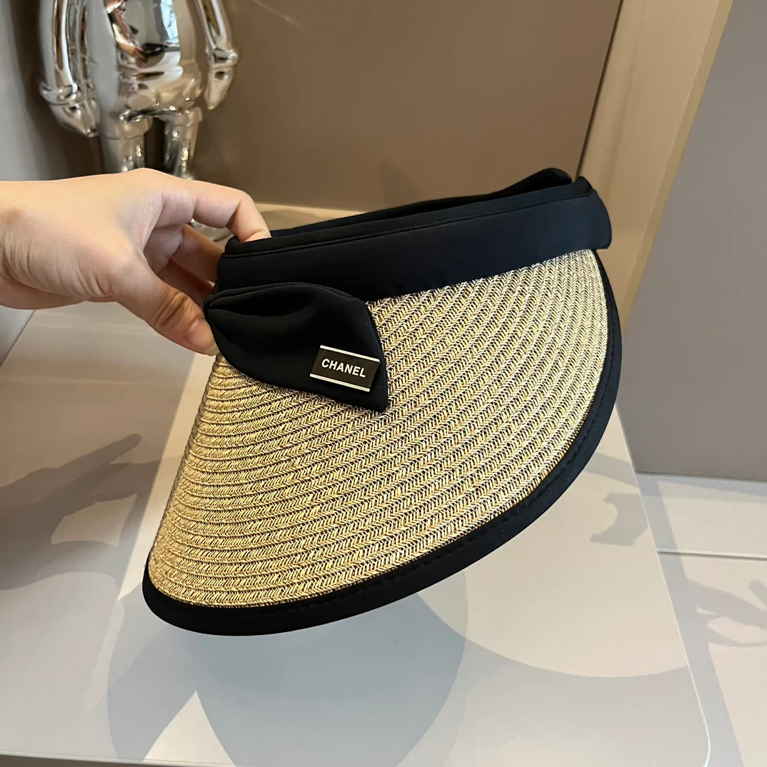 Chanel - Плетеная солнцезащитная шляпа с бантом - черная