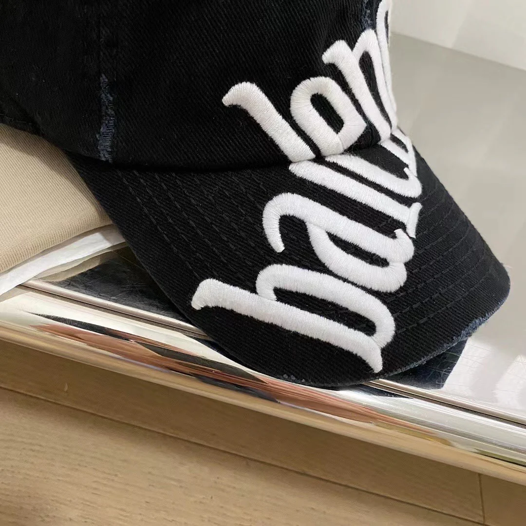 Бейсболка Balenciaga с вышивкой - черная