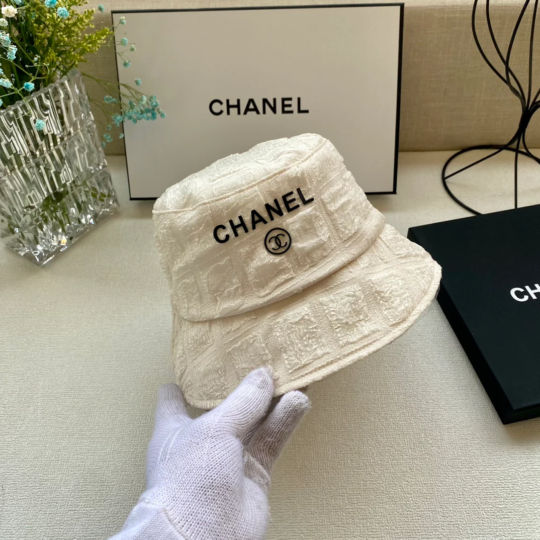 Новая плетеная жаккардовая рыбацкая шляпа Chanel весна/лето 2023 — белая.