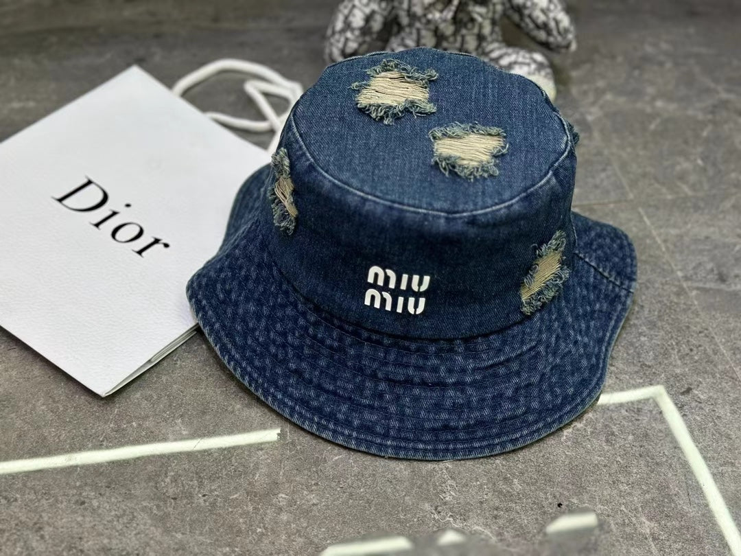 Панама Miu Miu из рваной джинсовой ткани