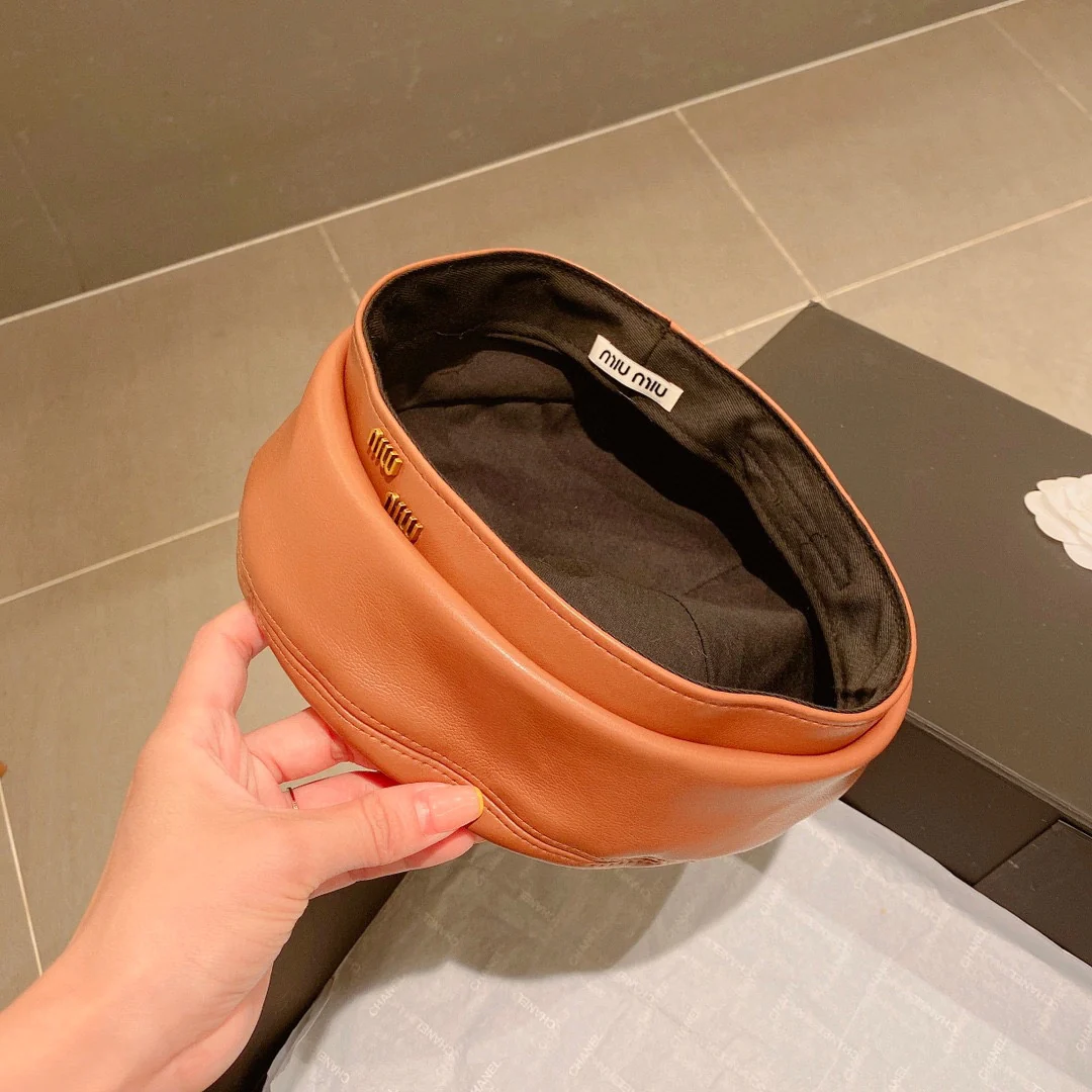 Кожаный берет Miu Miu - коричневый