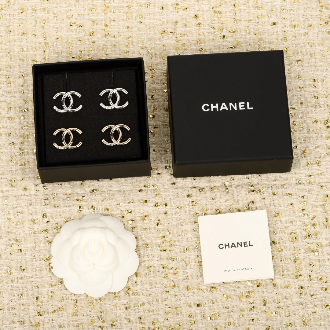 Chanel - 25 пенсов, глянцевые серьги в виде двойной буквы С