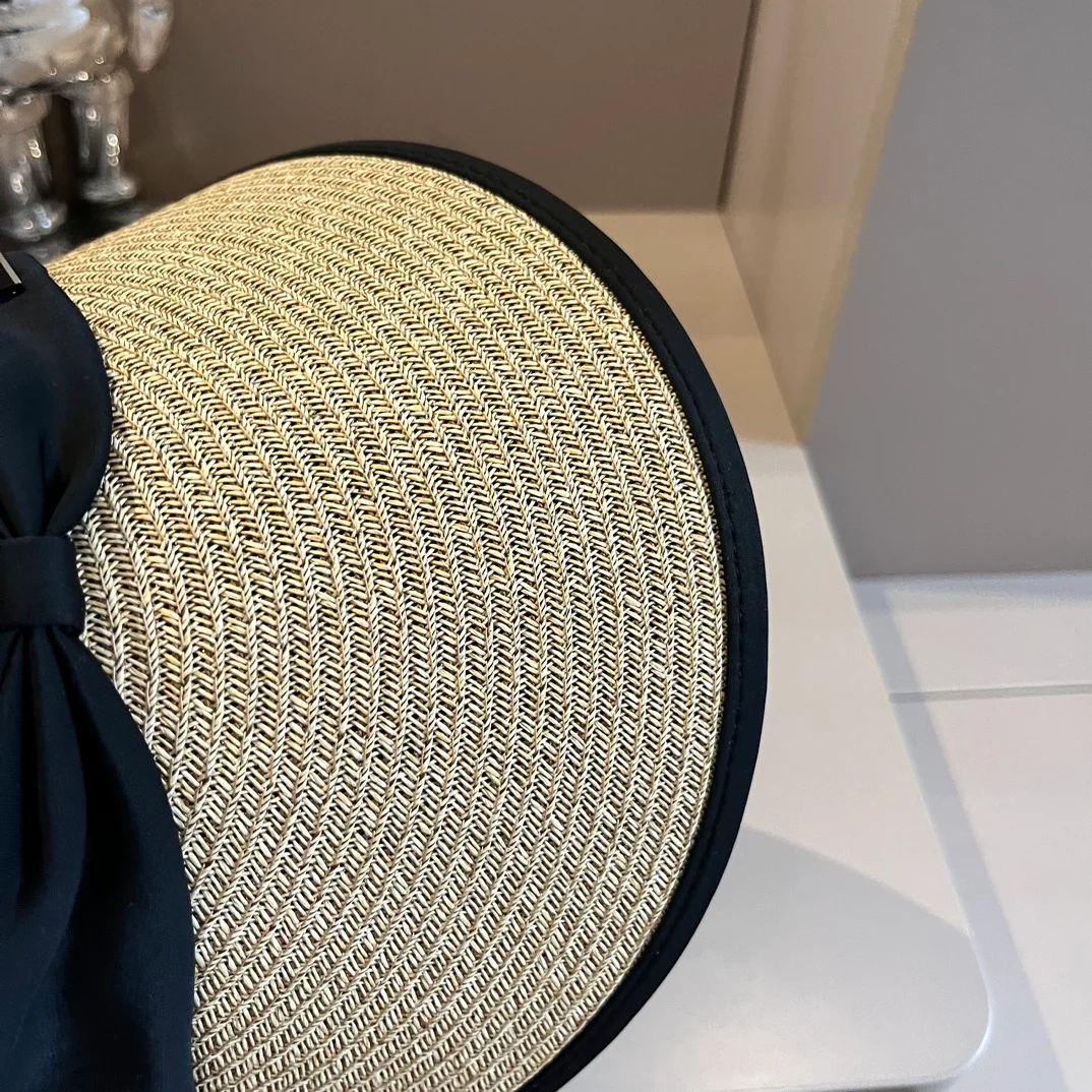 Chanel - Плетеная солнцезащитная шляпа с бантом - черная