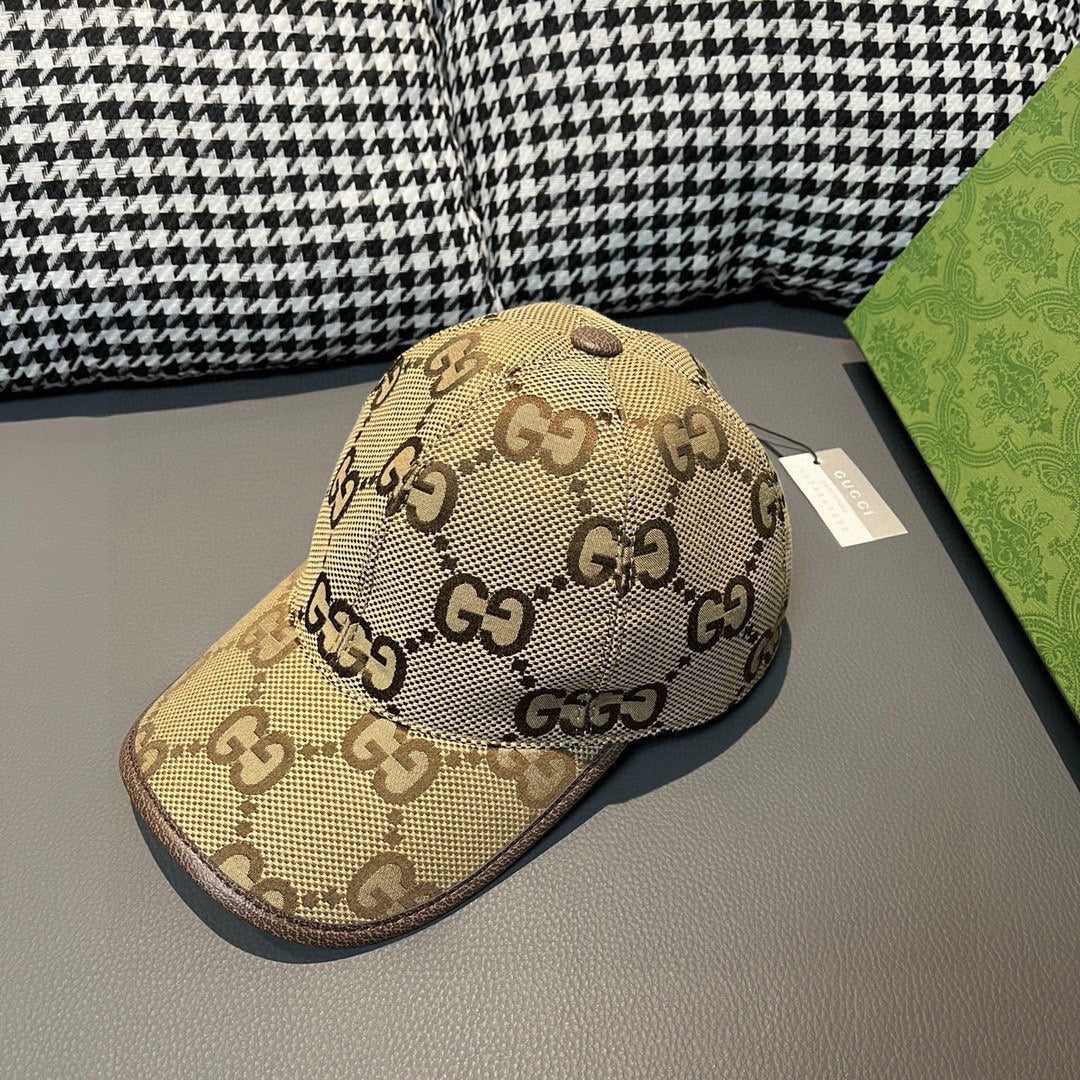 Бейсболка с логотипом Gucci — верблюжьего цвета.