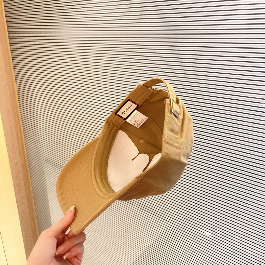 Gucci - Новая бейсболка с клубничным узором, 2022 год.