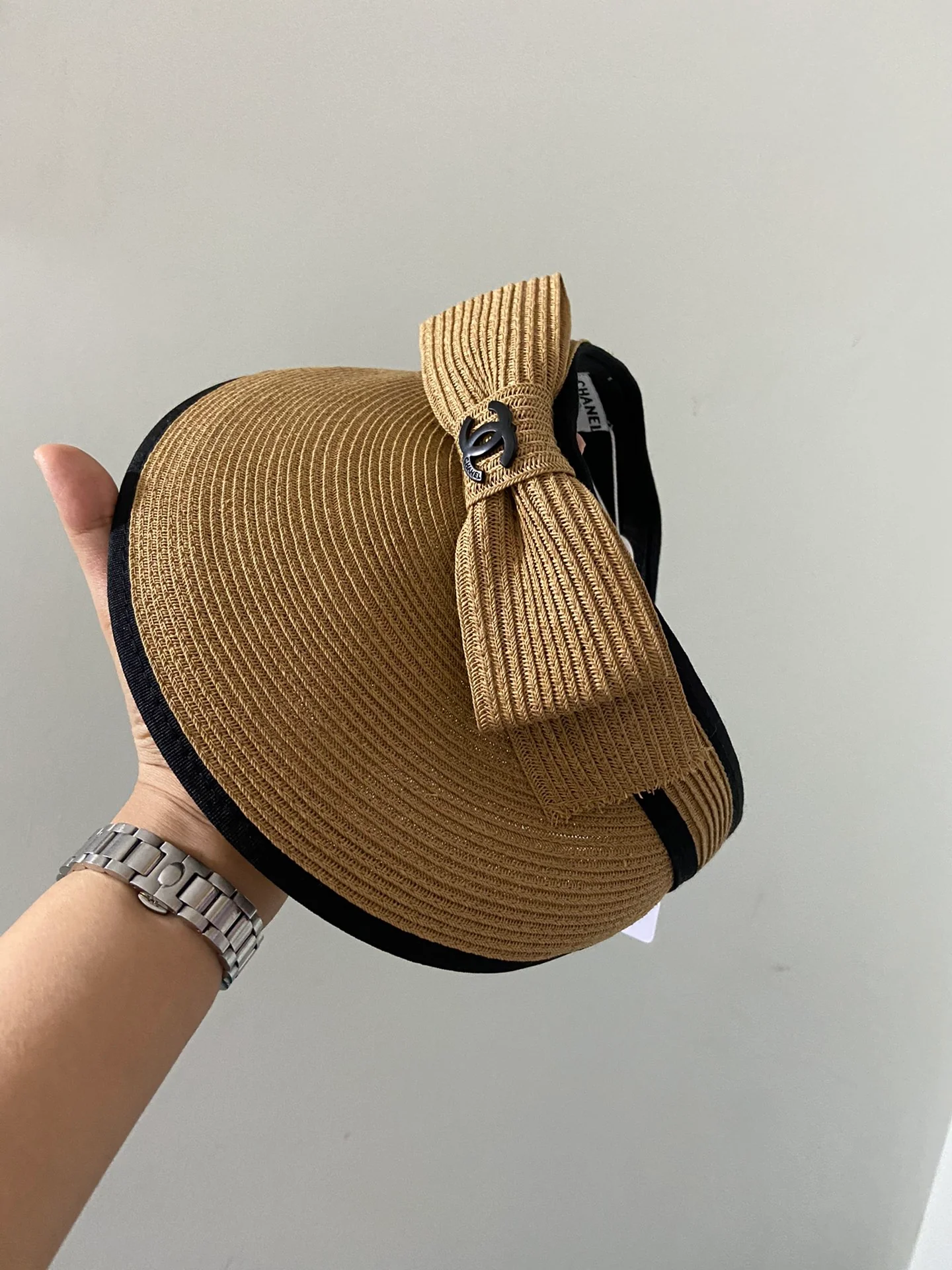 Пляжная шляпа Chanel с плетеным бантом - идеально подходит для пляжа.