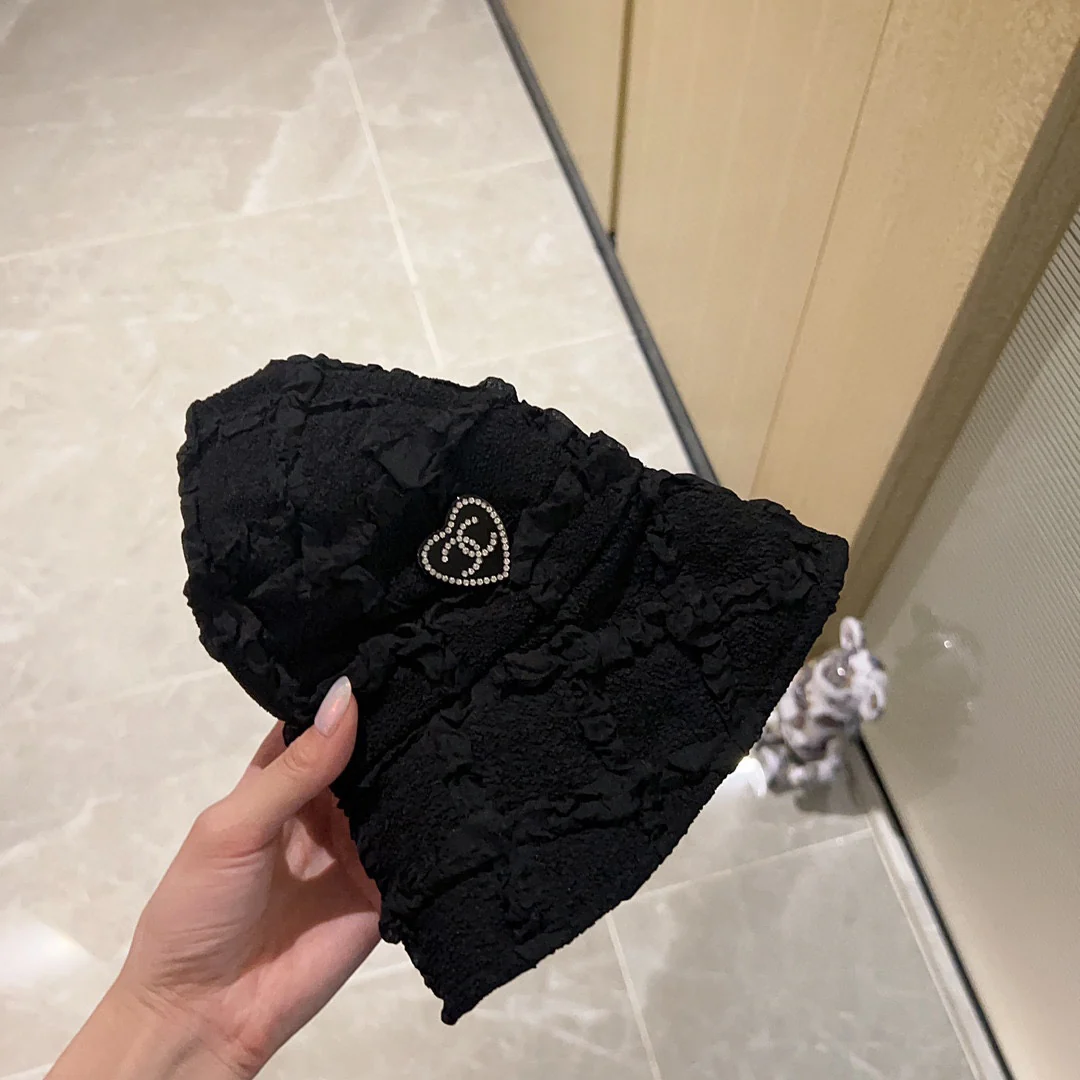 Новинка сезона весна/лето 2023 от Chanel — мятая рыбацкая шляпа.