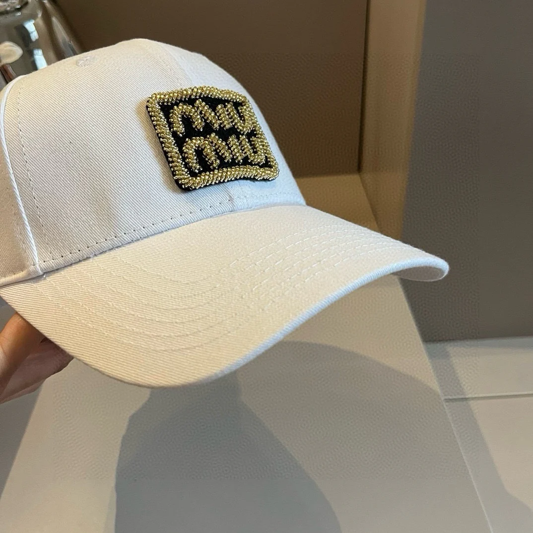 Бейсболка Miu Miu с вышитой надписью - унисекс - белая