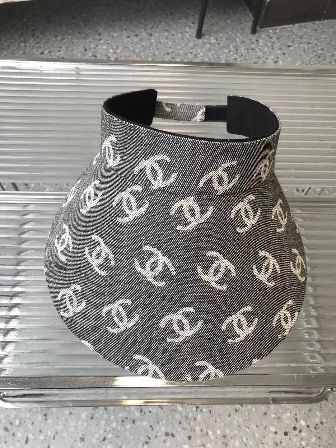 Новинка сезона весна/лето 2023 от Chanel - Солнцезащитная шляпа с открытым верхом - 1