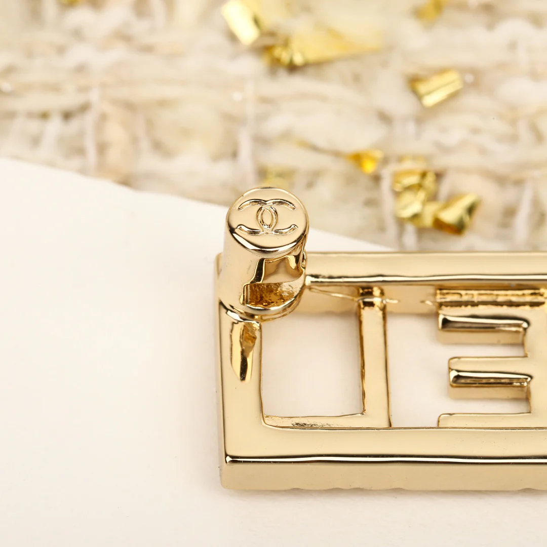 Chanel - квадратная ажурная брошь в виде буквы (25 пенсов)
