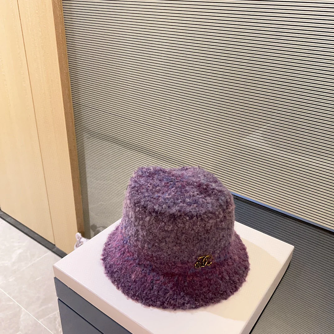 Новая кашемировая рыбацкая шляпа Chanel сезона осень/зима 2023, фиолетовая.