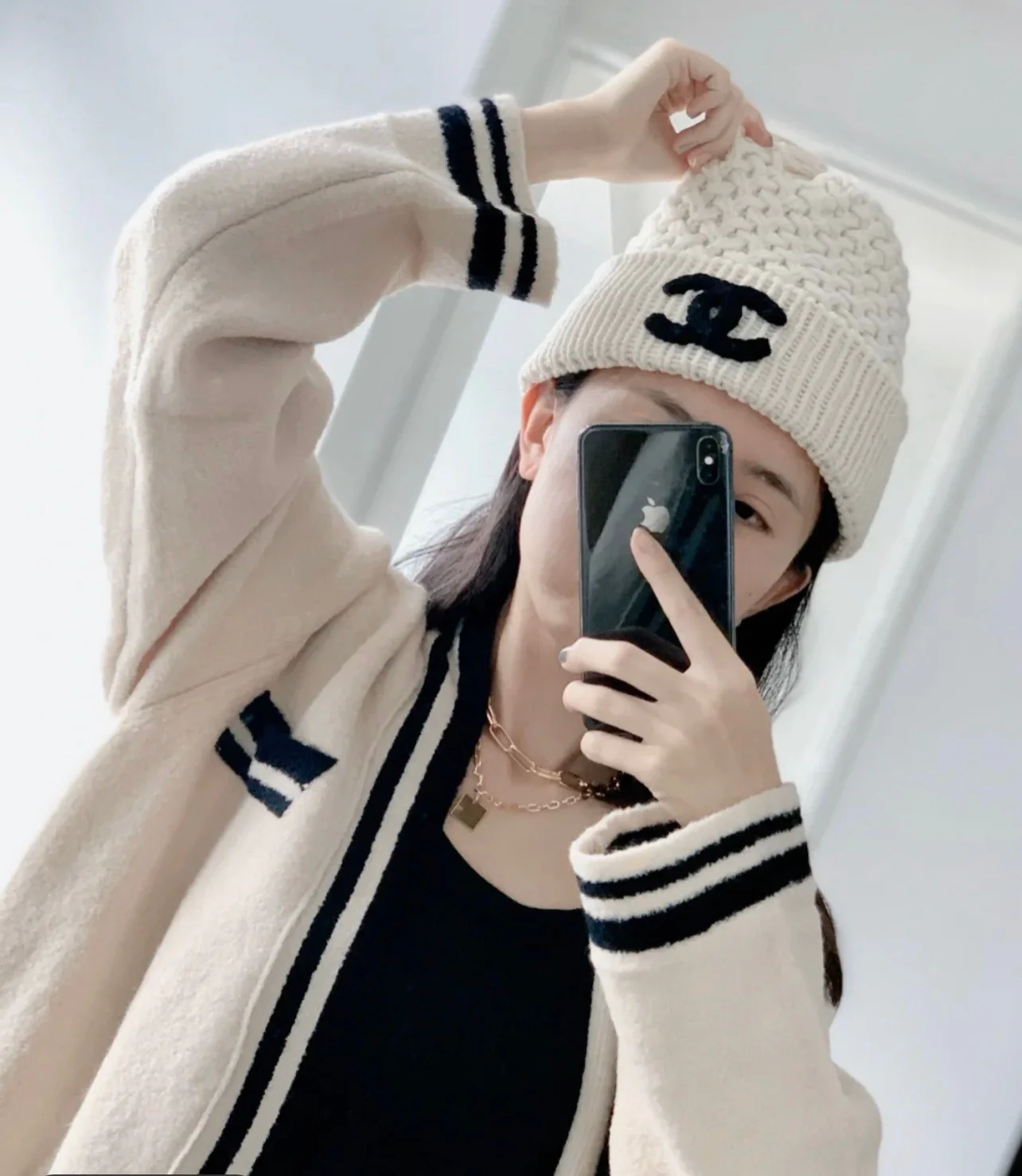 Вязаная кашемировая шапка Chanel с узором ?Ананас? — белая.