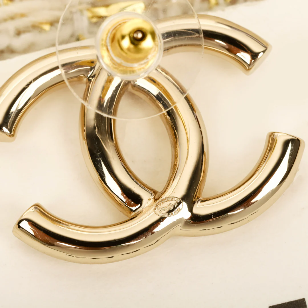 Chanel - 25 пенсов, глянцевые серьги в виде двойной буквы С