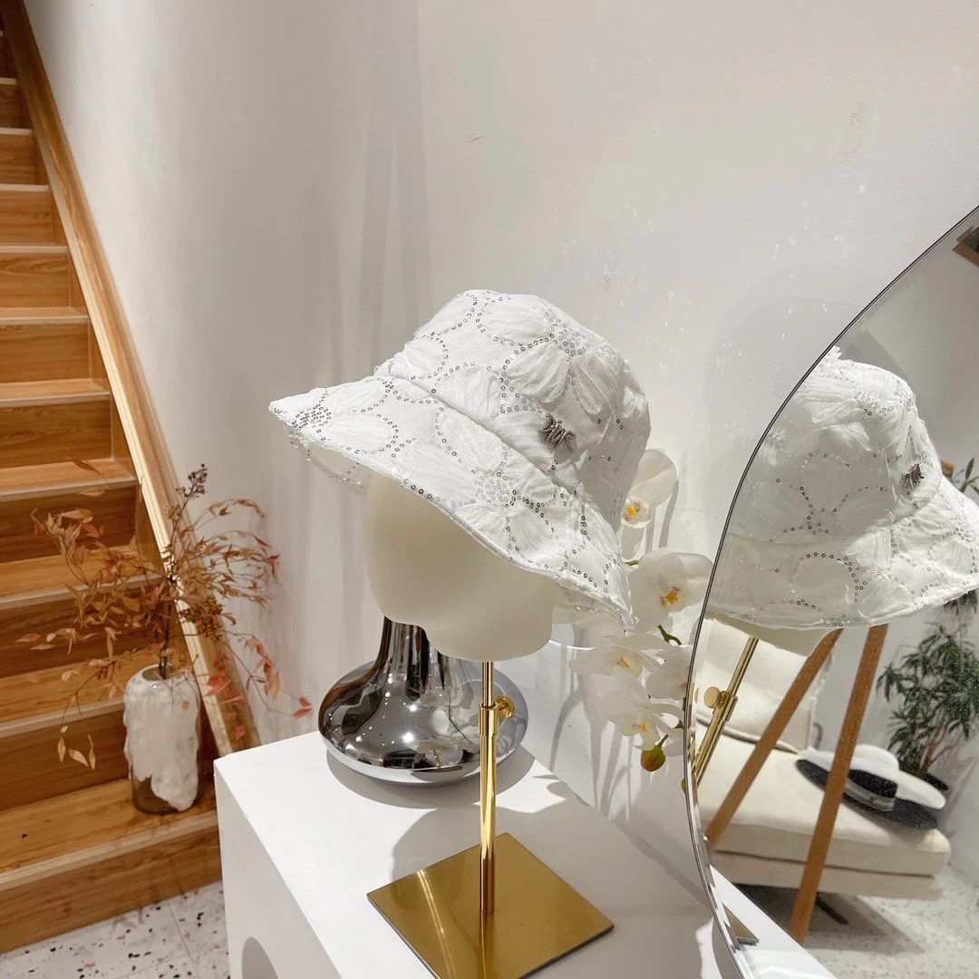 Рыбацкая шляпа Dior весна/лето 2022 с пайетками и кружевом