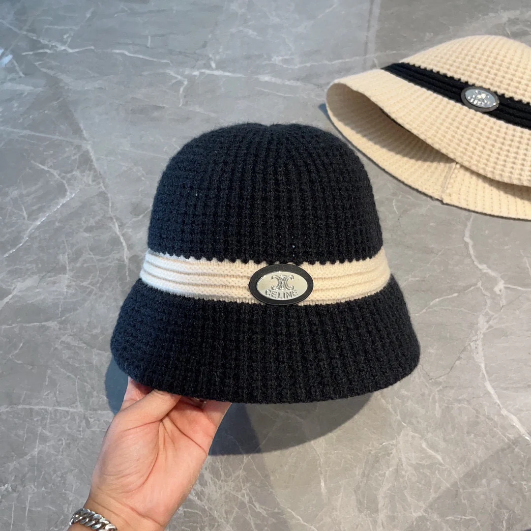 Новая элегантная черно-белая панама Celine из осенне-зимней коллекции - черная.