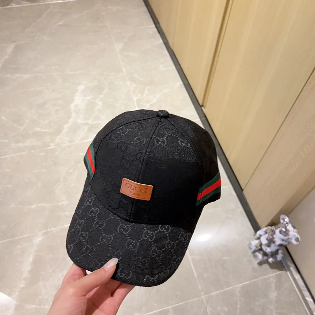 Новинка сезона весна/лето 2023 от Gucci - бейсболка с кожаной этикеткой Monogram - черная.