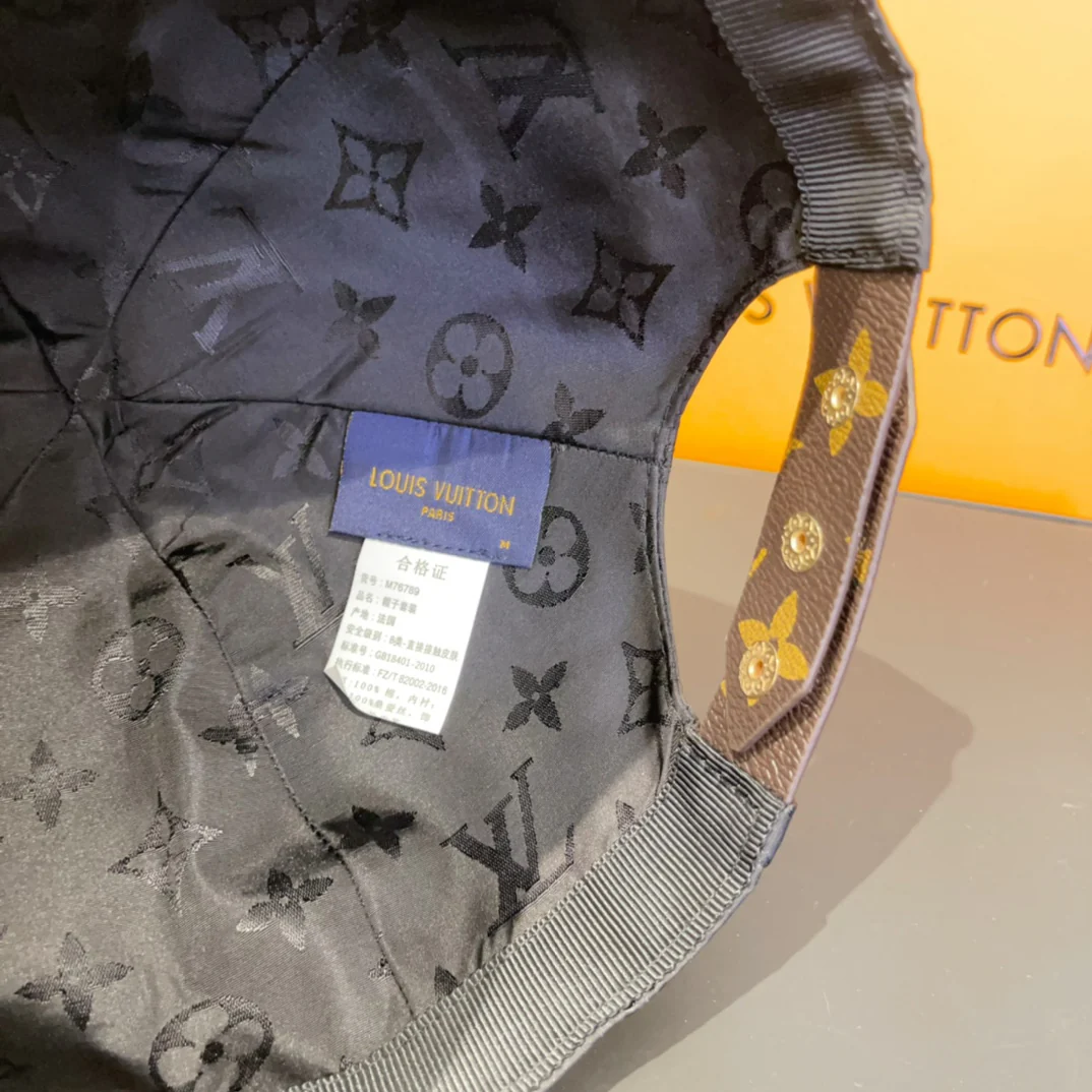 LV - Переиздание бейсболки с монограммой