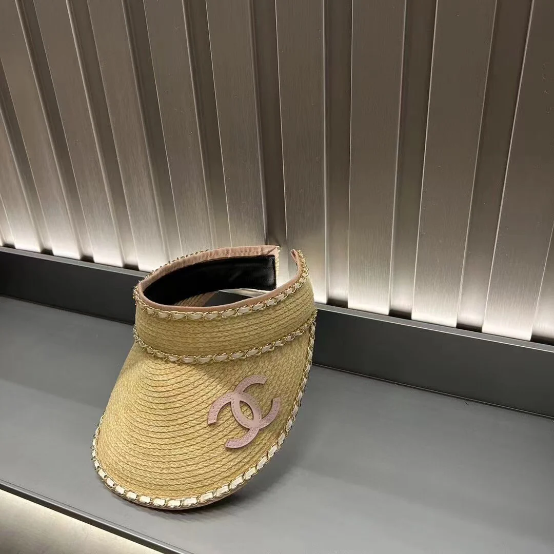 Шляпа от солнца Chanel с открытым верхом и цепочкой