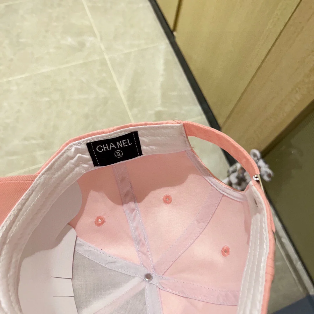 Новая минималистичная бейсболка Chanel 2023 с вышивкой - розовая.