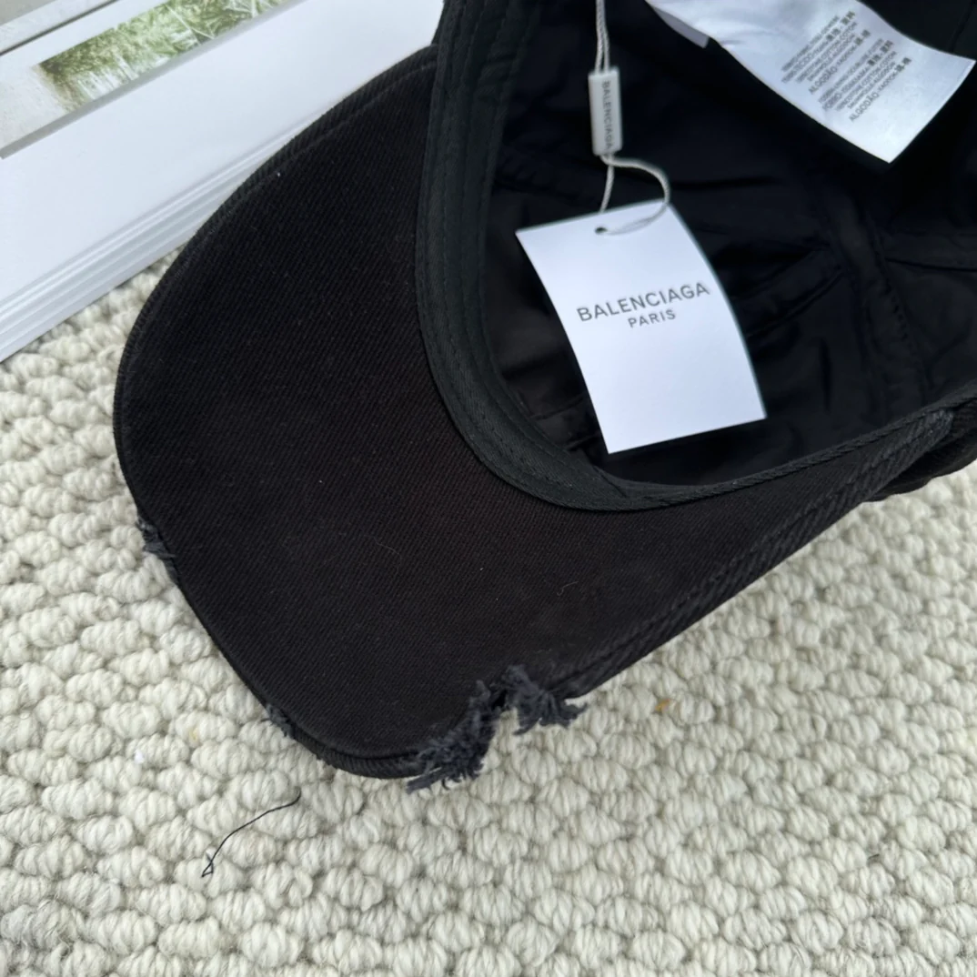 Бейсболка Balenciaga с надписью на задней стороне - Черная