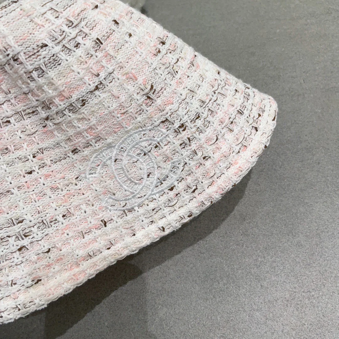 Новая элегантная вязаная рыбацкая шапка в стиле Chanel из осенне-зимней коллекции - розовая.