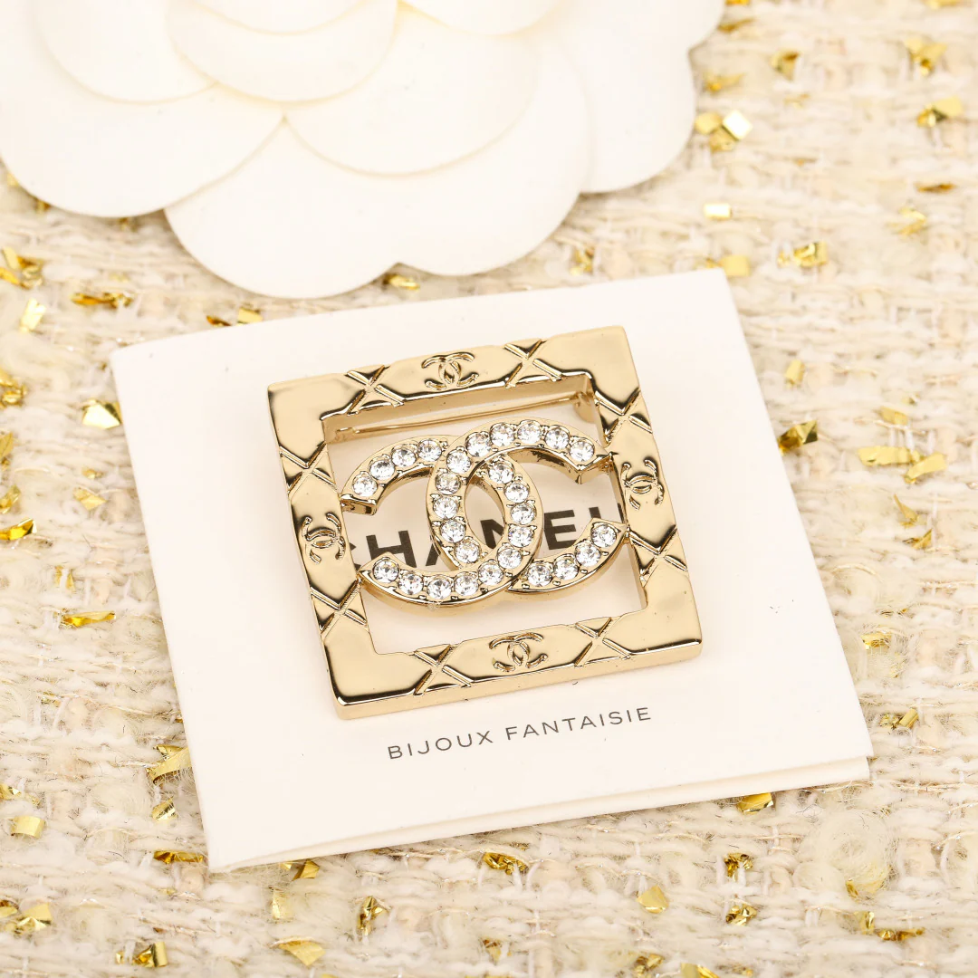 Квадратная ажурная брошь Chanel 25 пенсов.