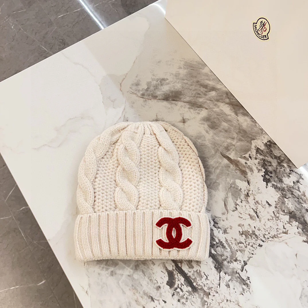 Вязаная шапка Chanel косами – кремового цвета